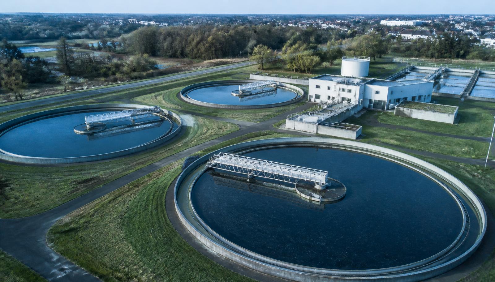 Vue aérienne d'une station de traitement de l'eau potable